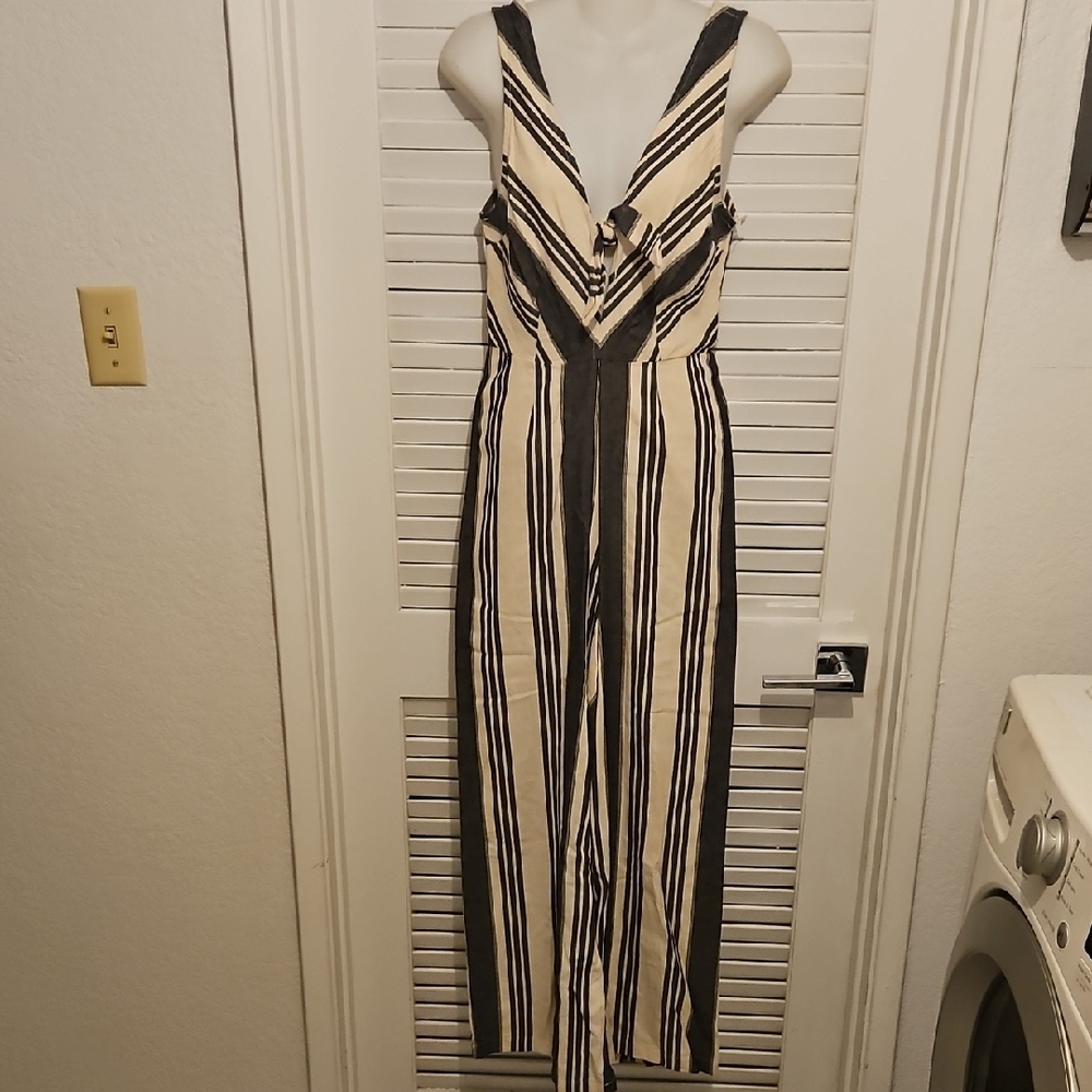 Elegant Gray and Cream Striped Jumpsuit with Wide-Leg Design
